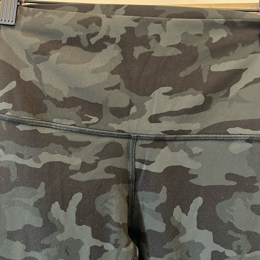 EUC Lululemon Align high rise legging. Size 6. 25” inseam